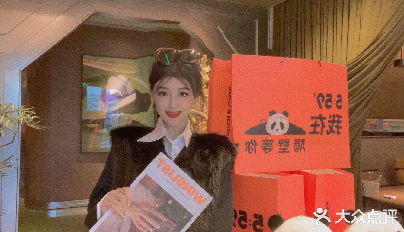 成都现象级全时段餐厅 IFS 熊猫旁的落日余晖🌖