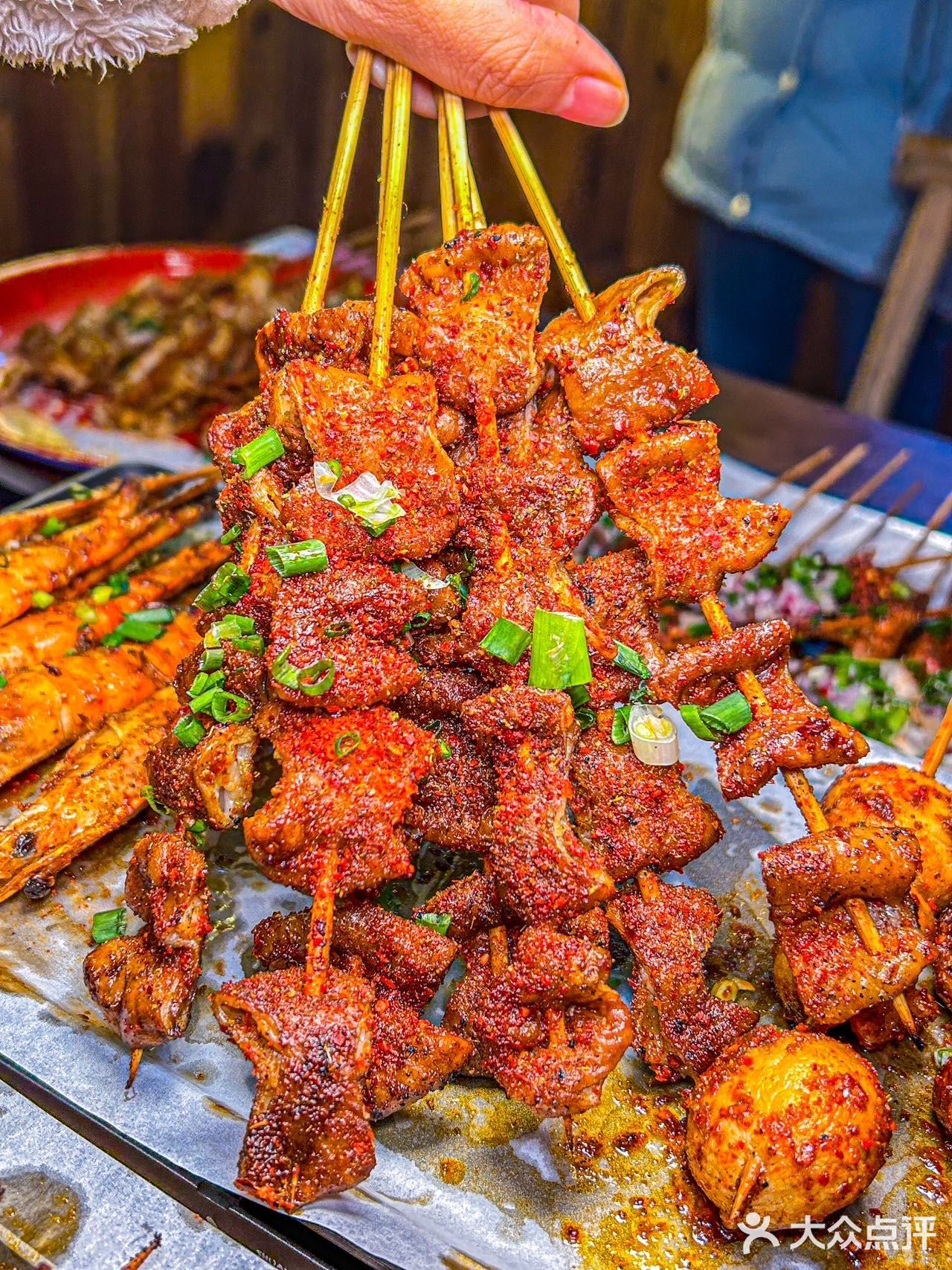 一家藏匿在十八梯对面石灰市得鲜烧烤店