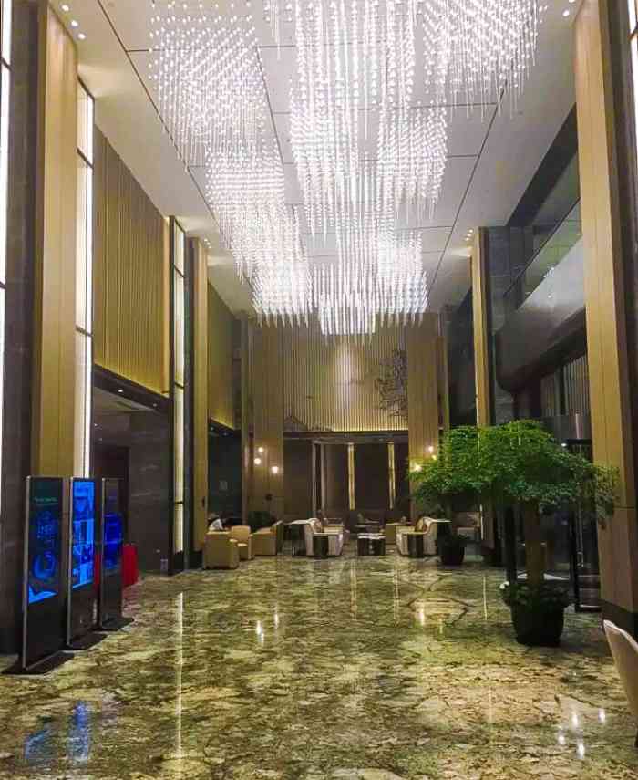 杭州费尔曼铂金大酒店-"地理位置在教工路195号,酒店前台的装修.
