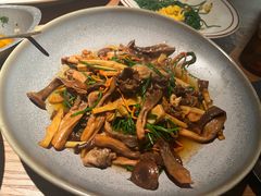 胡杨林野蘑菇炒沙葱-纳鲁孜·新疆特色餐厅(上海悦荟广场店)