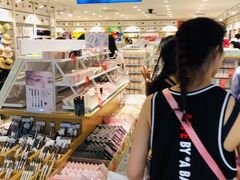 -名创优品(北京新中关购物中心地铁层店)