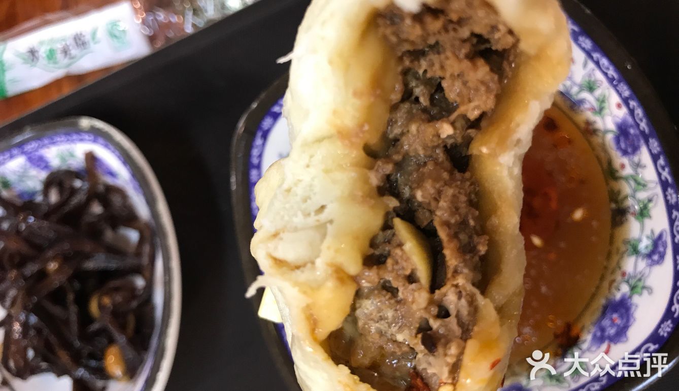 包子粥卤蛋 咸菜 一路走过去齐了