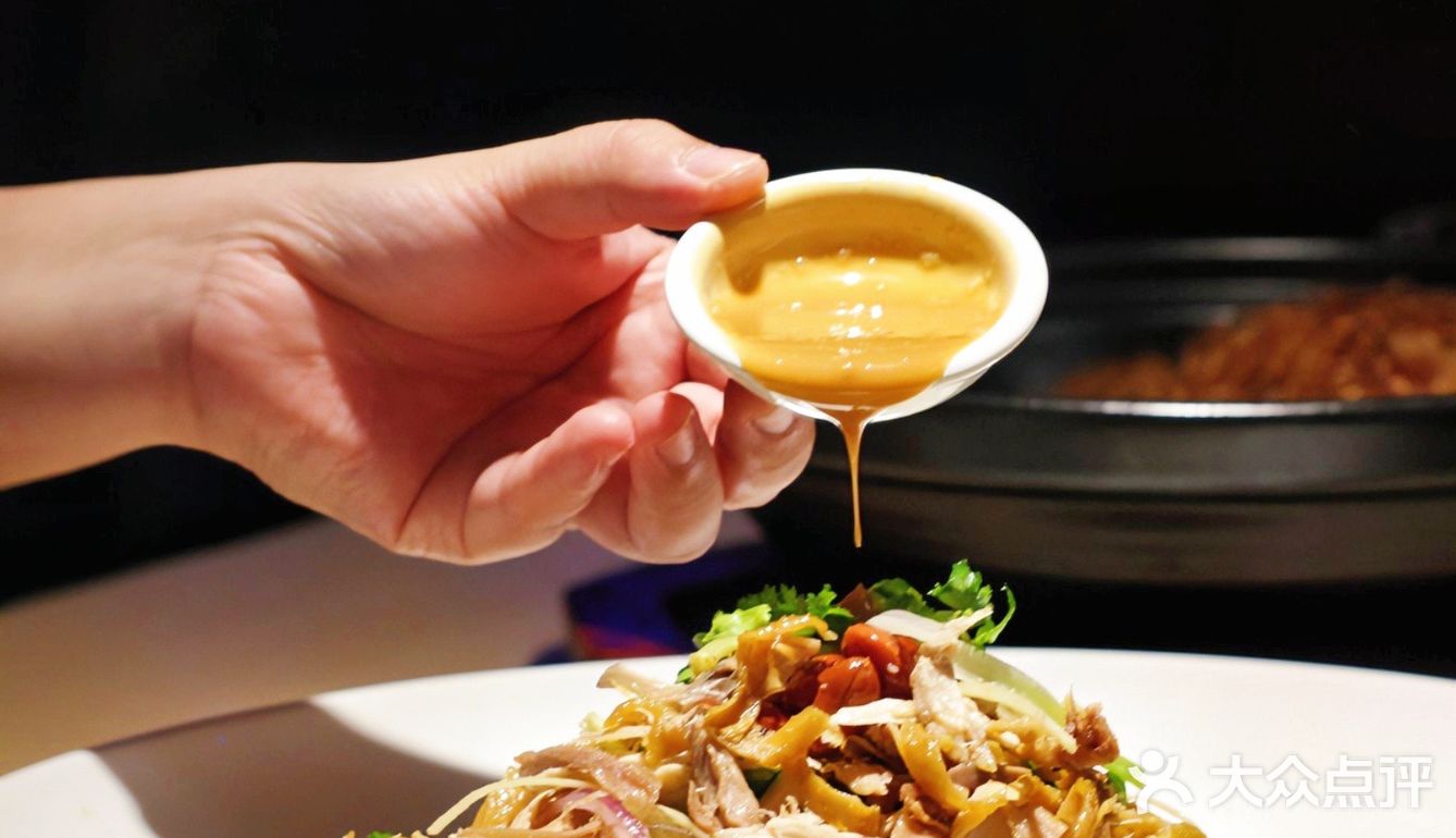 老广探店 | 系画廊餐厅食正宗顺德风生水起手撕鸡！