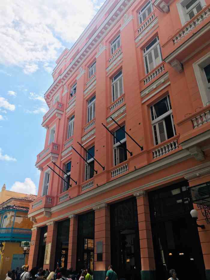 两个世界饭店-"两个世界饭店是一个偏粉色的多层建筑,外边.