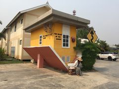 景点-倒立小屋