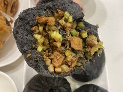 黑猪肉黑金包-李与白包子铺(桐梓林店)