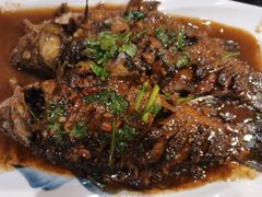 酱焖鲫鱼-小俩口烧烤东北菜(双井店)