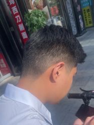 -东方先生国潮男士理发馆