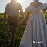 只看一眼就想收藏的绿茵草坪婚纱照💚太治愈了～