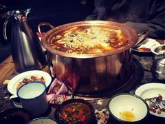 -沪小二炭火蛙锅(淮海中路美食不夜城店)