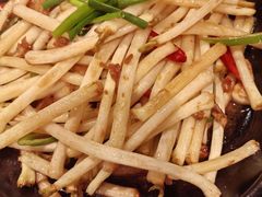 -帅巴人舅母子腊蹄民俗村