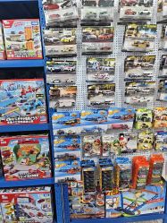 -逝水玩具折扣店