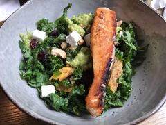 煎三文鱼牛油果色拉-Wagas沃歌斯(大学路店)