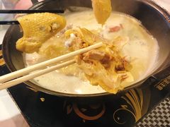 浓厚原只鸡煲花胶汤-鲜入围煮花胶鸡海鲜火锅