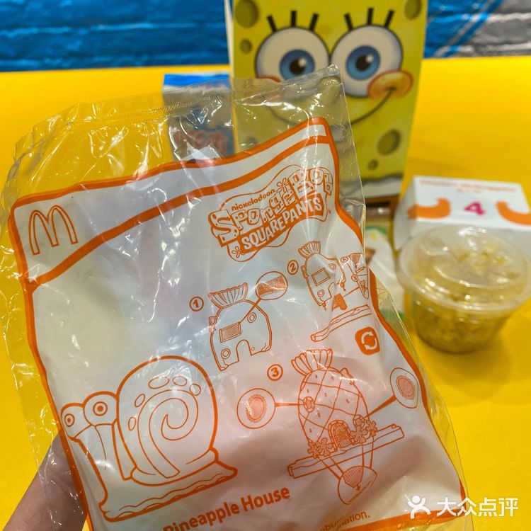 麦当当新品派！还有海绵宝宝套餐！玩具让我有点失望...
