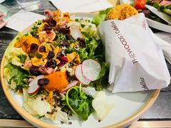 桑葚藜麦沙拉配秘制烤鸡三明治-THE WOODS 简餐 (国贸商城店)