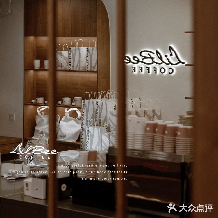 LilBee小蜜蜂🐝嗡嗡嗡 来杯咖啡和华夫饼🧇