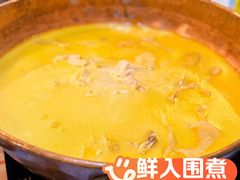 浓汤原只花胶鸡煲-鲜入围煮花胶鸡海鲜火锅