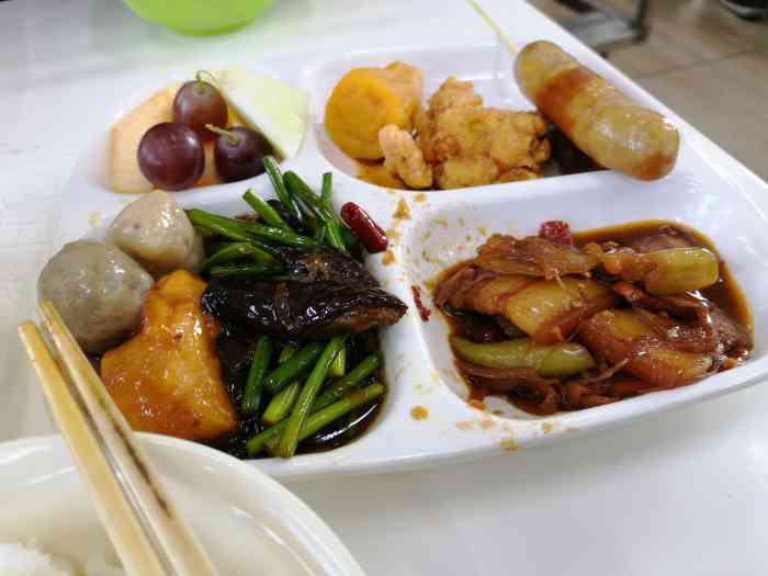 哈理工大学-西区2食堂-"刚到理工,吃了一年多了,菜品可以,不错,.