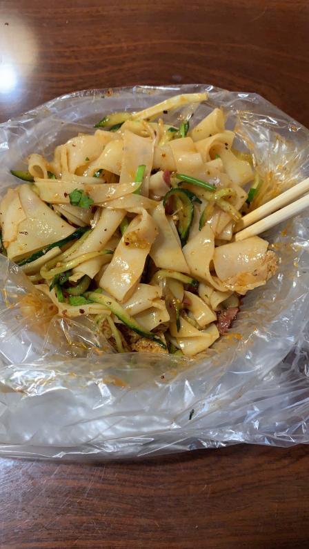 0 我愿封他为南京第一凉皮,可以根据自己喜欢加料,卤牛肉很好吃.