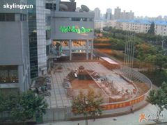 从瑞吉红塔游泳池拍酒店周边-上海浦东假日酒店