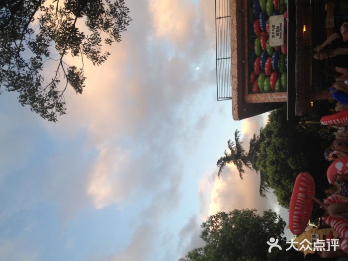 热带风暴水上乐园休息区图片
