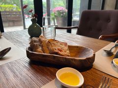 餐前面包-Carbon莫卡哆·意大利复古集市餐厅(杭州大厦店)