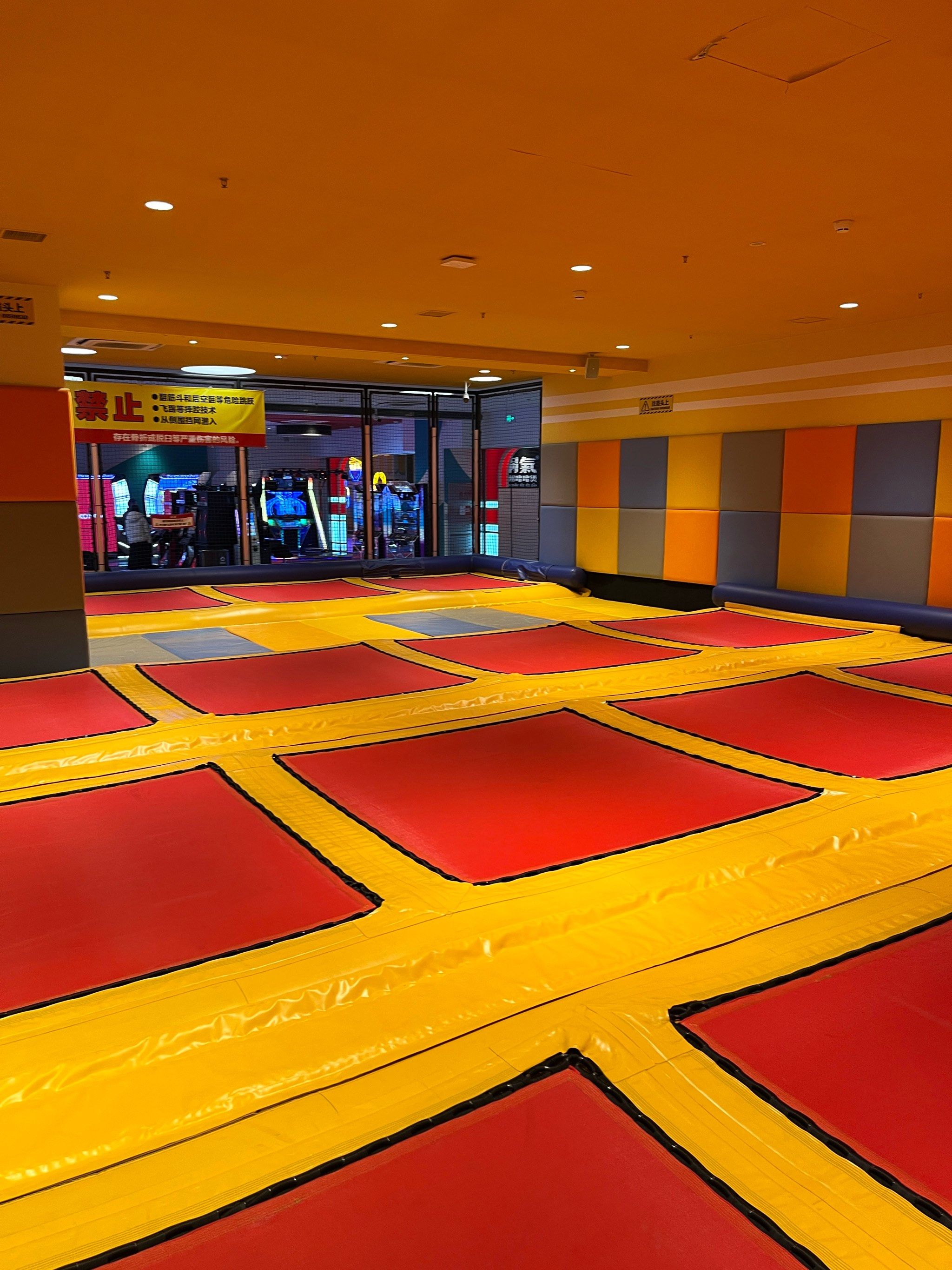 这家游乐店集合了各种娱乐设施玩起来真的很爽!