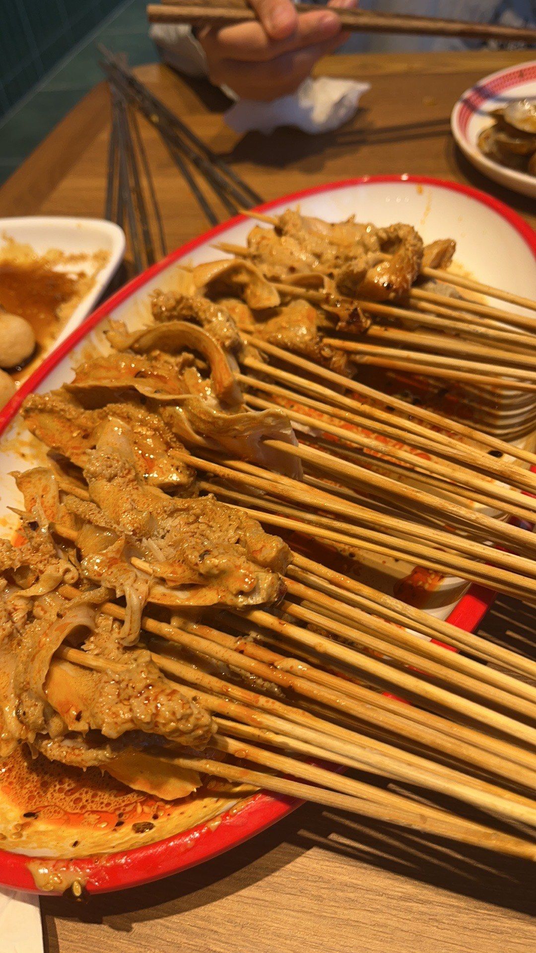 明何记的涮牛肚不愧是招牌,一把20元有20串 串串牛肚都很大片 吃不出