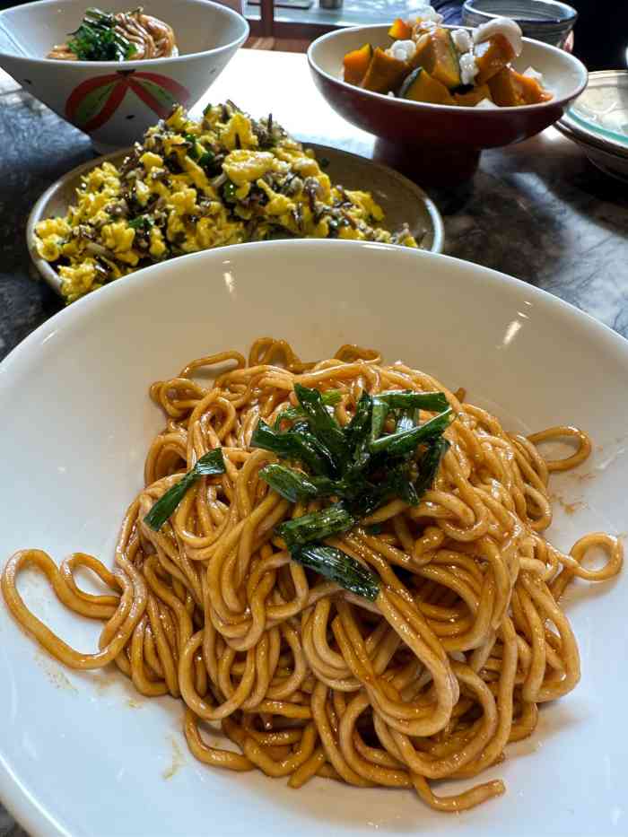 咨询说不用等位 果断前来～ 点了几个店里的招牌菜 葱油拌面看着少