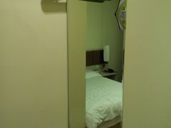 特惠大床房-莫泰酒店(上海虹桥北新泾地铁站天山路店)