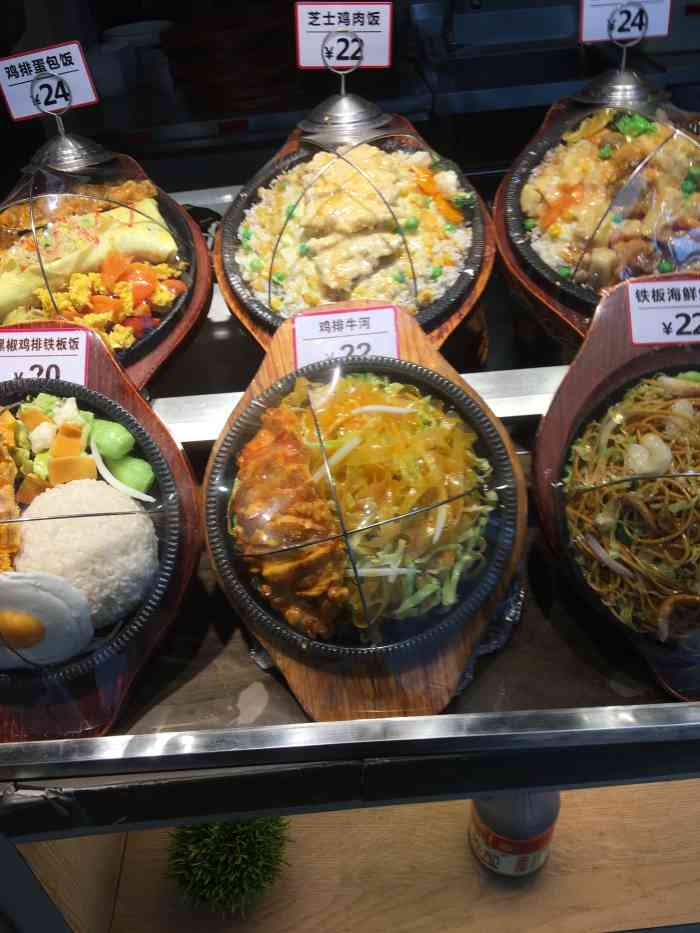 在新业广场的亚惠美食广场里面,逛街吃个便饭或者在商场里面上班来吃