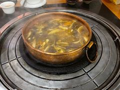 菌菇鸡煲-阿山卓·野生菌火锅·纳西火塘烤肉