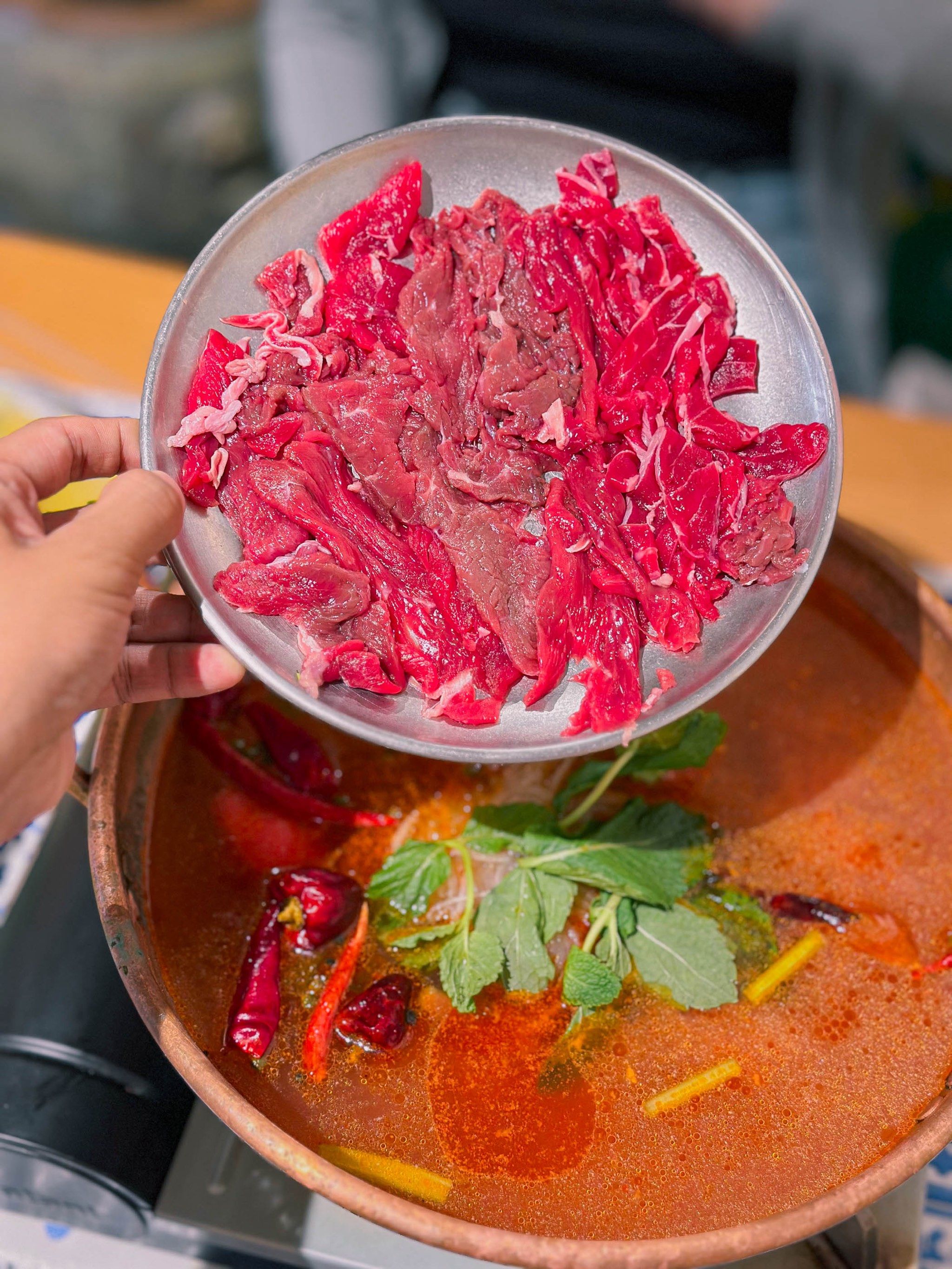 南京火锅圈新风向,云南酸辣火锅刮到心坎儿上了