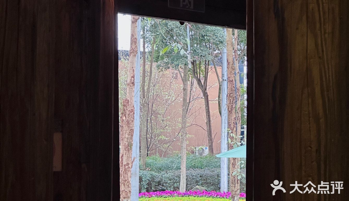 属于小镇咖啡馆的春和景明