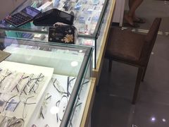 -美式眼镜·授权蔡司.依视路.尼康.豪雅.明月(人民广场店)