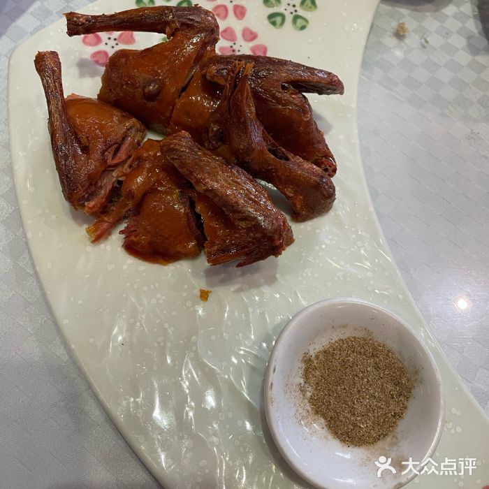 镇扬菜馆脆皮乳鸽图片