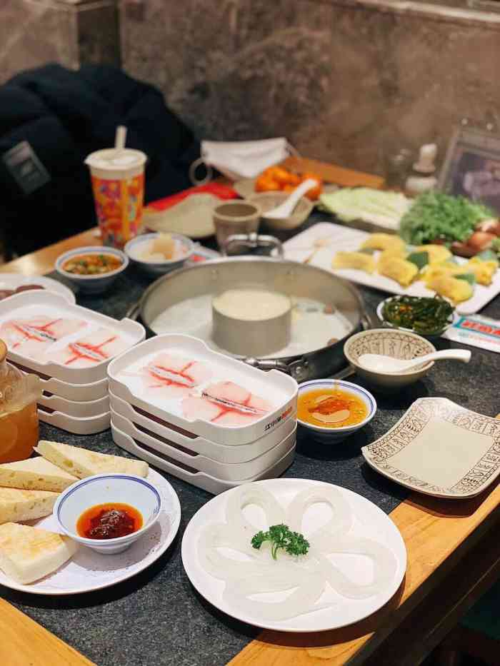 江小渔·豆浆鱼火锅(沙河口一店)-"[薄荷]环境:周日中午去的,人不是