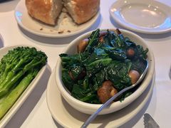 炒鲜菠菜和蘑菇-莫尔顿牛排坊(浦东ifc店)