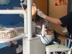 -瑞尔齿科(南京东路名人诊所)