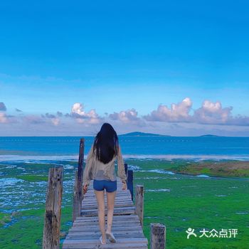 会场村旁边的断桥，在附近的轰趴玩，沿着海边一直走