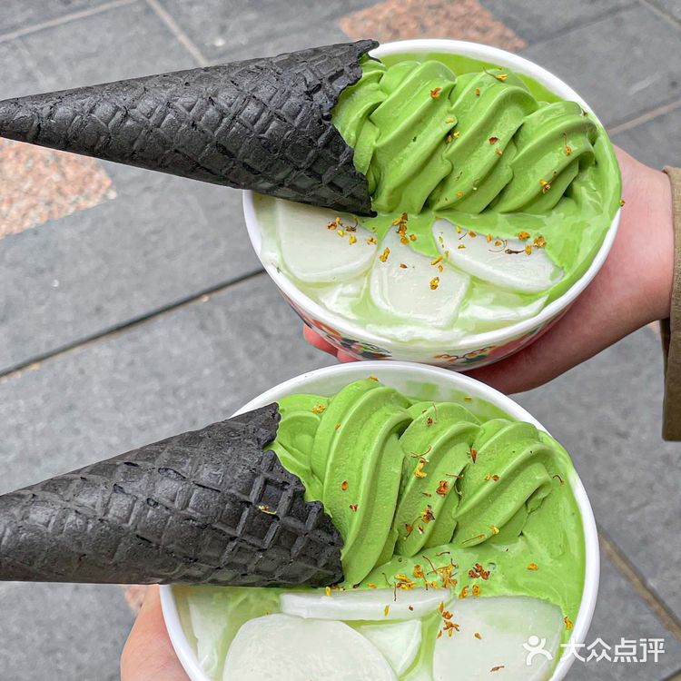 在洪崖洞！！重庆也有熊猫竹筒奶茶了！！