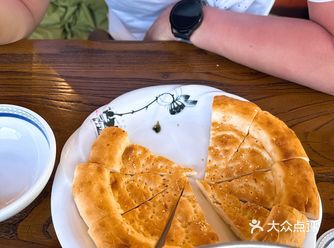 很差，快跑，新疆此行吃得最差的一个餐厅，上菜巨慢