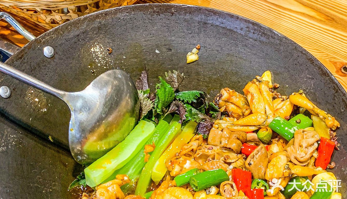 东莞火锅｜西平的地摊肥肠牛蛙锅敲配饭哎🔥