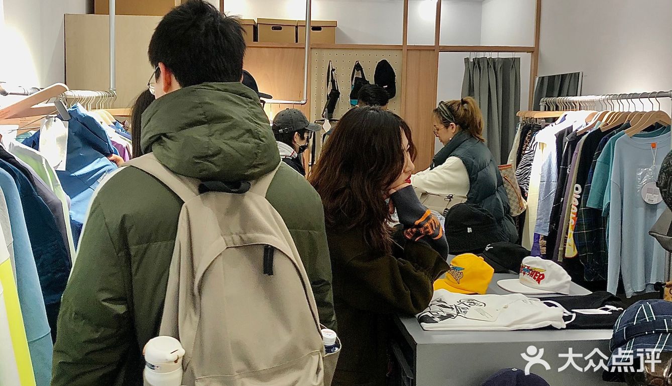 价格一两百的买手店真滴也是非常难找..[胜利]
