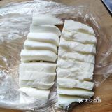 分别放入裹面材料，牛奶块拿出后切长条块