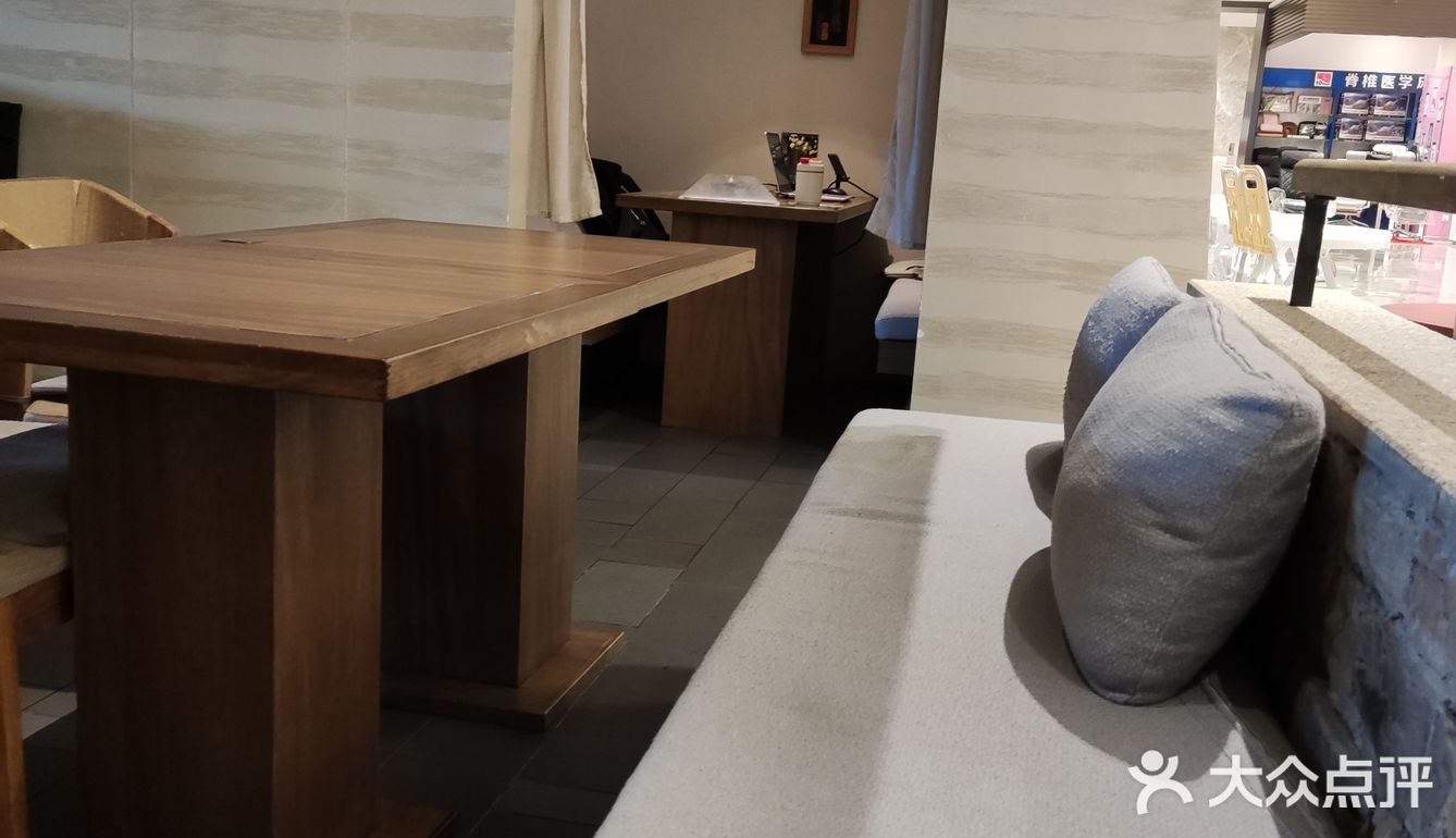 第一次喝藏茶，有点像沱茶，第一次吃藏区点心，感觉就像米花糖