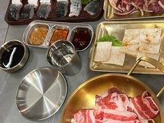 -围炉肉舍•炭烤活鳗•丹东海鲜烤肉(步行街店)