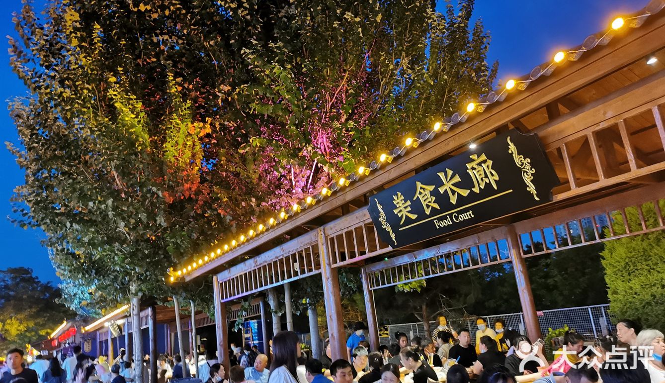 小巷分南北两条南边有美食长廊可以坐下来