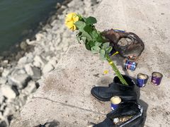 -多瑙河畔鞋履雕塑